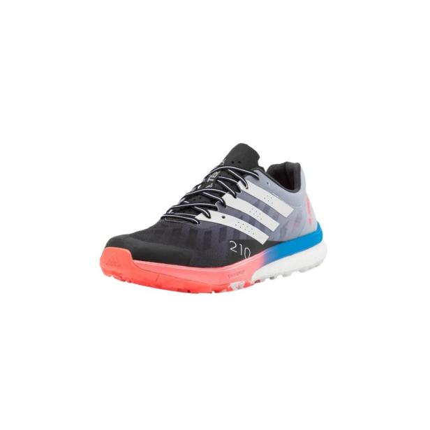 Ein Adidas Terrex Speed Ultra Laufschuh mit orangefarbener Sohle und weißen Streifen.