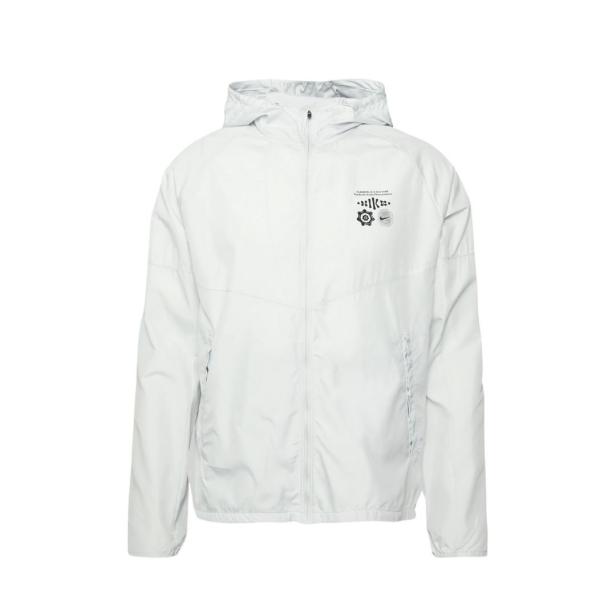 Eine weiße Nike-Jacke mit Kapuze und einem grafischen Aufdruck auf der Brust.