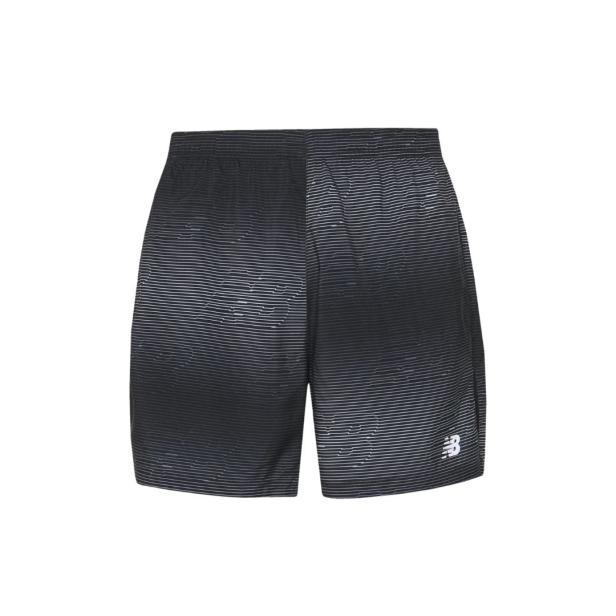 Eine schwarze New Balance-Shorts mit horizontalen Streifen.