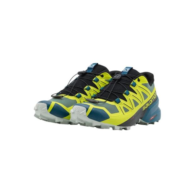 Ein Paar gelb-blaue Salomon-Laufschuhe vor einem weißen Hintergrund.