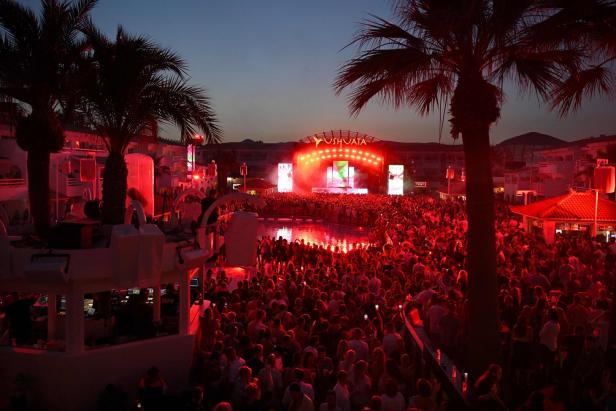 Eine große Menschenmenge versammelt sich vor einer Bühne im Ushuaïa Ibiza Beach Hotel.