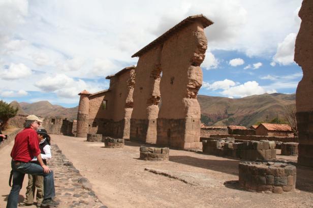Besucher erkunden die Ruinen von Raqch'i in Peru.