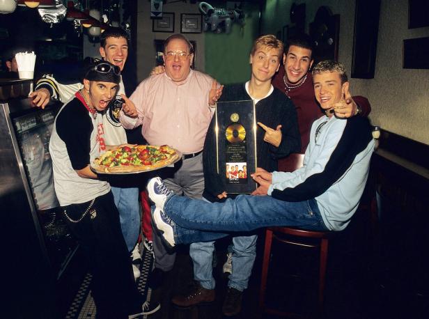 Die Band *NSYNC feiert mit einer Pizza und einer Auszeichnung.