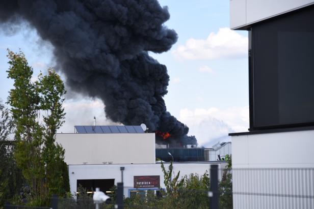 Nachlöscharbeiten bei Hallenbrand in Inzersdorf