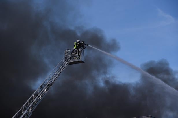 Nachlöscharbeiten bei Hallenbrand in Inzersdorf