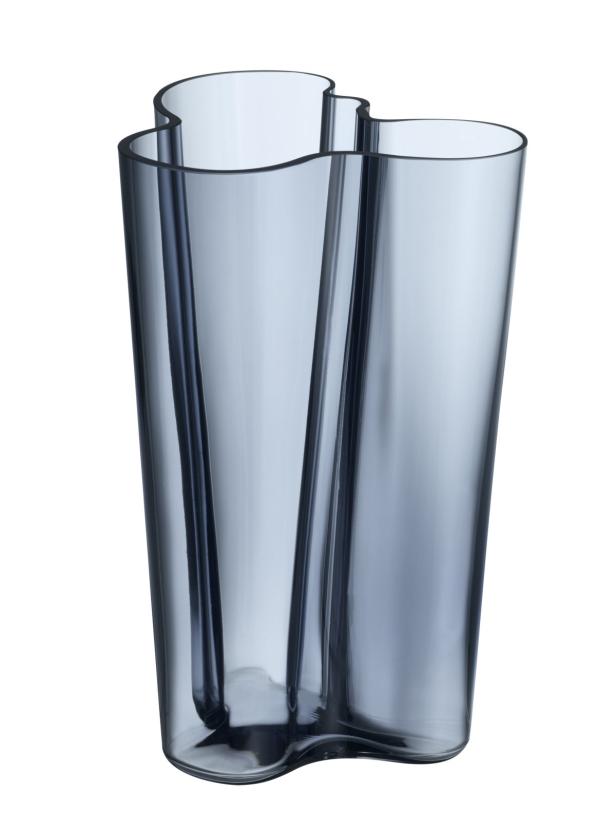 Eine graue Alvar-Aalto-Vase aus Glas vor einem weißen Hintergrund.
