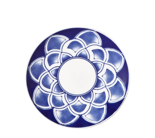 Ein Teller mit blau-weißem Blumenmuster auf weißem Hintergrund.