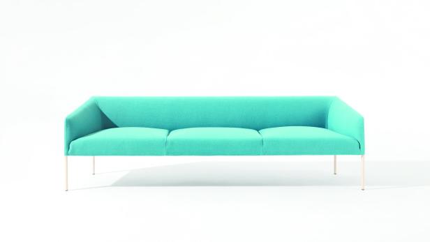 Ein türkisfarbenes Sofa mit drei Sitzen steht vor einem weißen Hintergrund.
