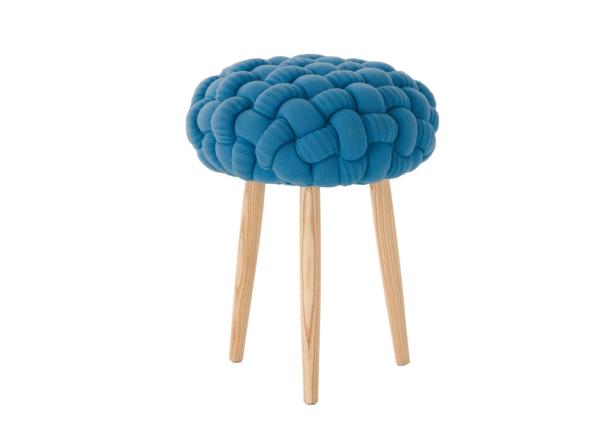 Ein blauer Hocker mit geflochtener Sitzfläche und drei Holzbeinen.