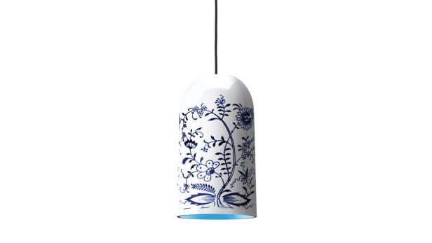 Eine weiße Hängelampe mit blauem Blumendekor hängt an einem schwarzen Kabel.