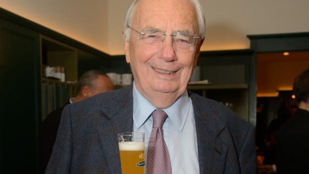 Engelbert Wenckheim übergibt seine Ämter ´mit großer Freude` an seine Tochter Ein älterer Mann mit Brille hält ein Glas Bier in der Hand.