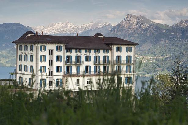 Das Hotel Villa Honegg mit Blick auf den Vierwaldstättersee und die Schweizer Alpen.