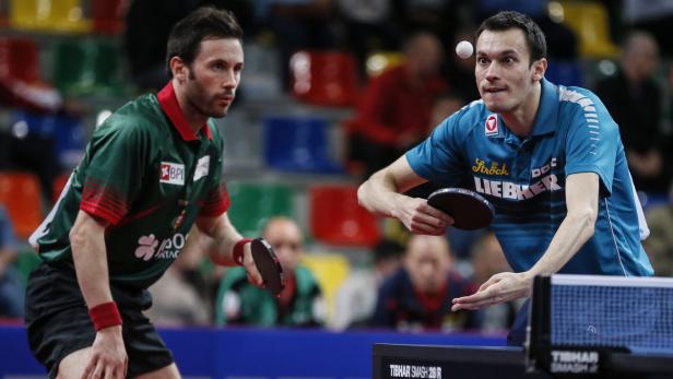 Zwei Tischtennisspieler während eines Spiels.