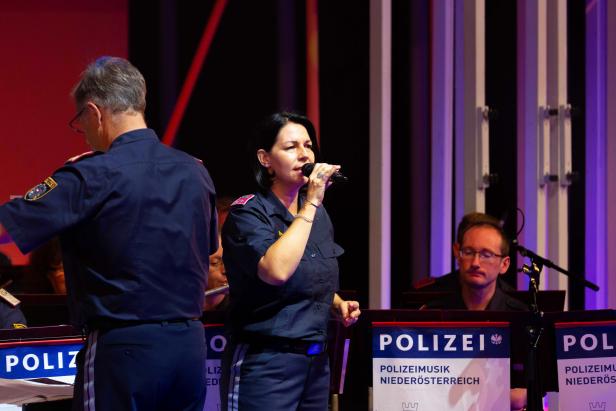 Polizei spielte für Rotes Kreuz in der Wachauarena