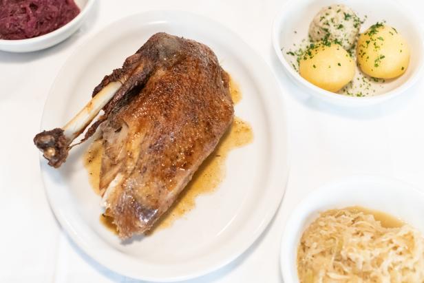 Eine Portion Martini-Gansl mit Knödeln und Kraut in Rudis Beisl.