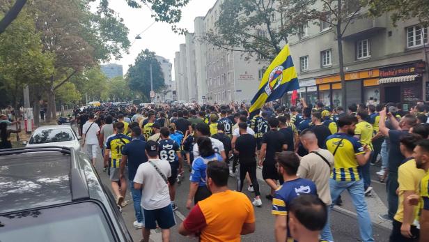 Austria gegen Fenerbahçe: Videos vom Fanmarsch durch Favoriten