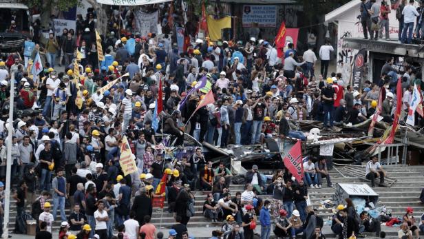 Istanbul: Tausende stürmen Taksim-Platz