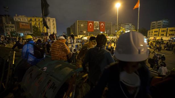 Istanbul: Tausende stürmen Taksim-Platz