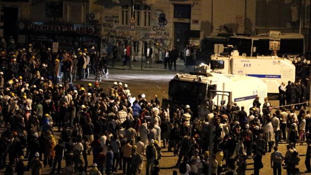 Istanbul: Tausende stürmen Taksim-Platz