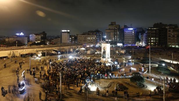 Istanbul: Tausende stürmen Taksim-Platz