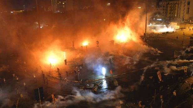 Demonstranten bieten der Polizei die Stirn