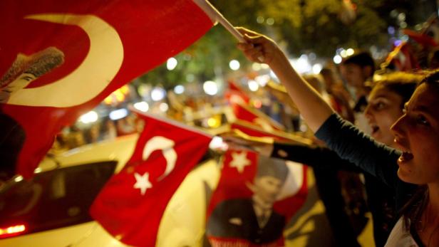 Istanbul: Tausende stürmen Taksim-Platz