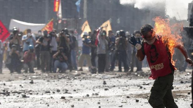 Istanbul: Tausende stürmen Taksim-Platz