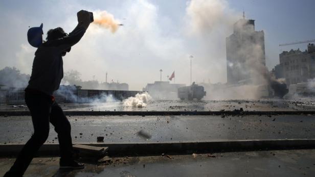 Istanbul: Tausende stürmen Taksim-Platz