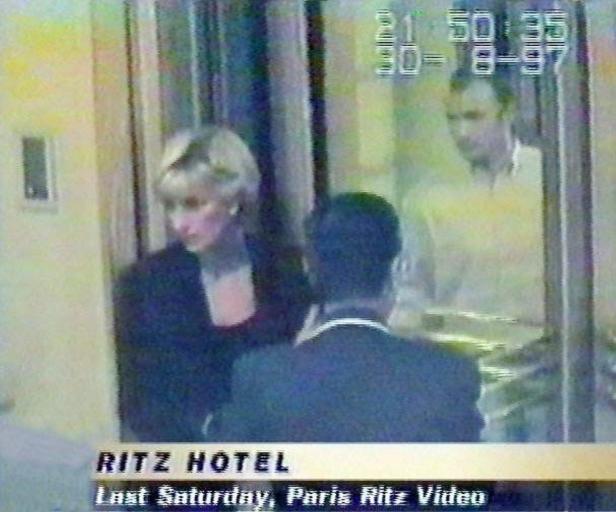 Diana, Prinzessin von Wales, verlässt das Ritz Hotel in Paris am 30. August 1997.