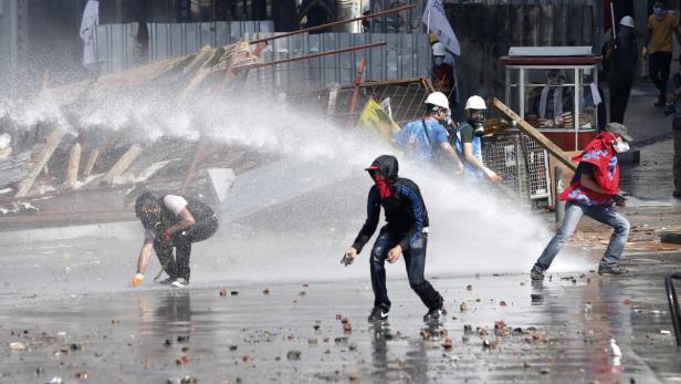 Istanbul: Tausende stürmen Taksim-Platz