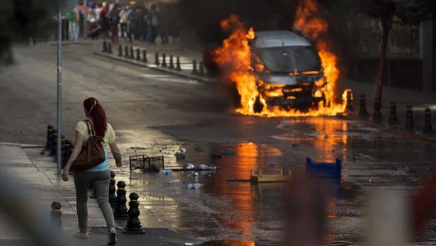 Istanbul: Tausende stürmen Taksim-Platz