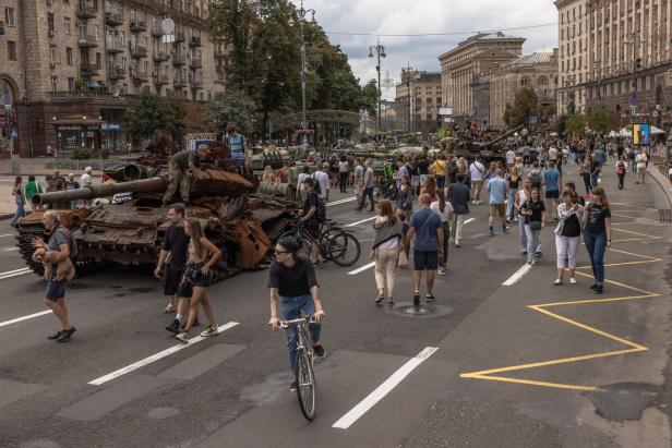 Kiew veranstaltet „Militärparade“ mit russischen Panzern