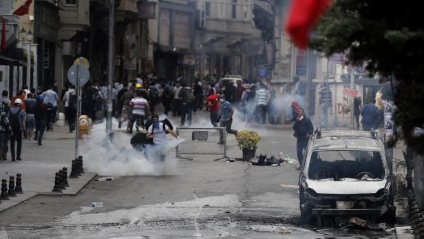 Istanbul: Tausende stürmen Taksim-Platz