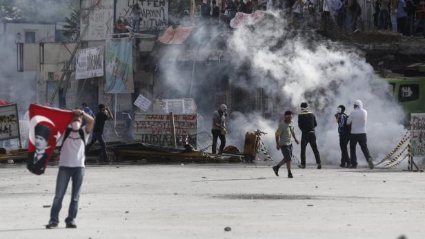 Istanbul: Tausende stürmen Taksim-Platz