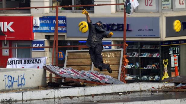 Istanbul: Tausende stürmen Taksim-Platz