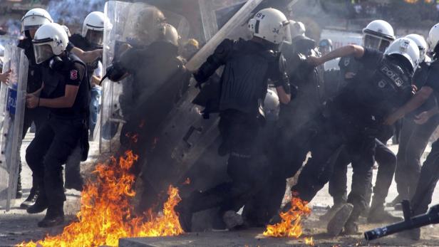 Demonstranten bieten der Polizei die Stirn