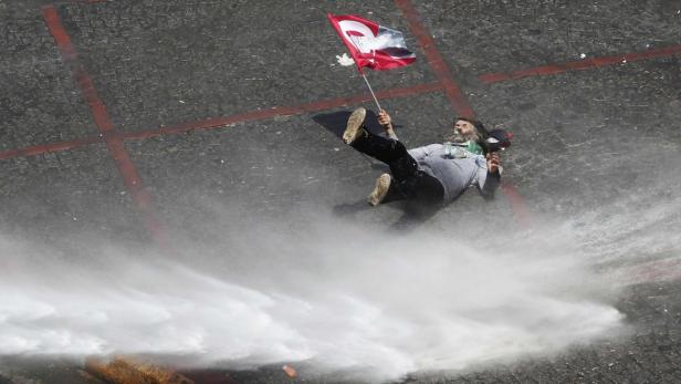 Istanbul: Tausende stürmen Taksim-Platz