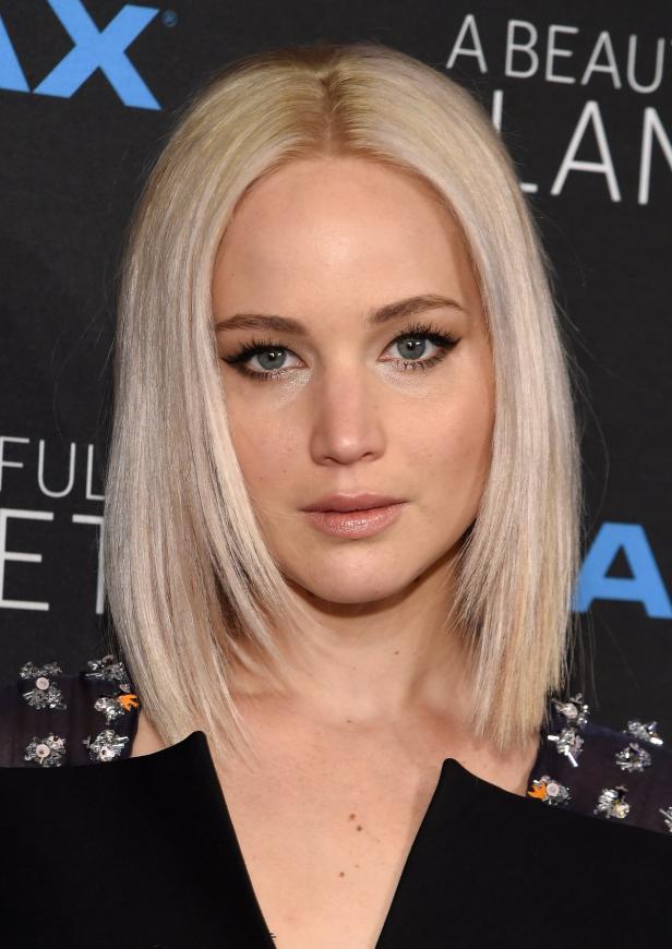 Nahaufnahme von Jennifer Lawrence mit blonden, schulterlangen Haaren.