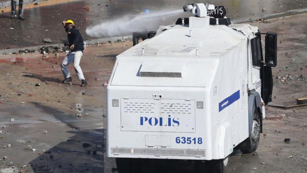 Demonstranten bieten der Polizei die Stirn