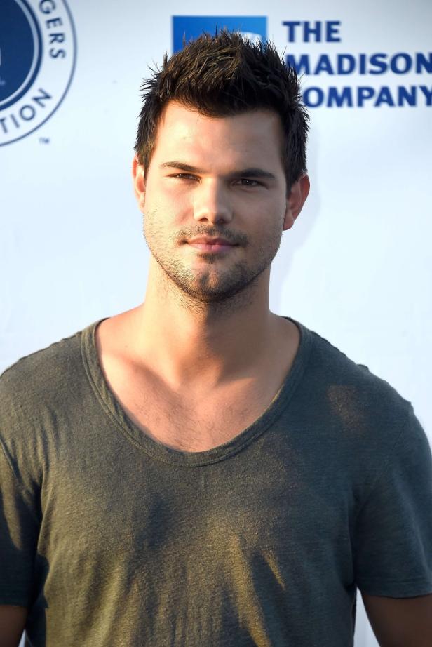 Ein Porträt von Taylor Lautner vor einem weißen Hintergrund.