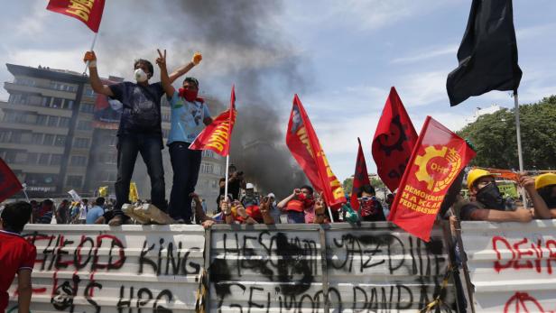 Istanbul: Tausende stürmen Taksim-Platz