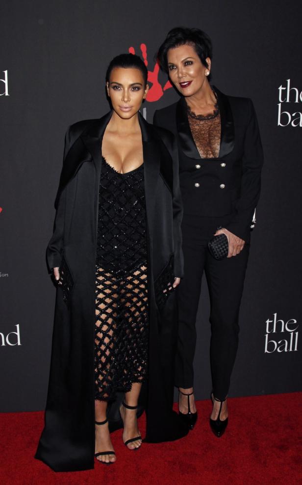 Kim Kardashian und Kris Jenner posieren auf dem roten Teppich bei einer Veranstaltung.