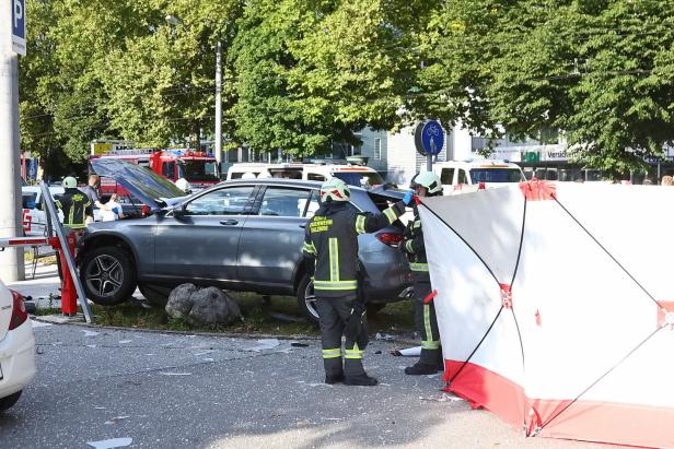 Auto fuhr in Salzburg in Gastgarten: Acht Verletzte