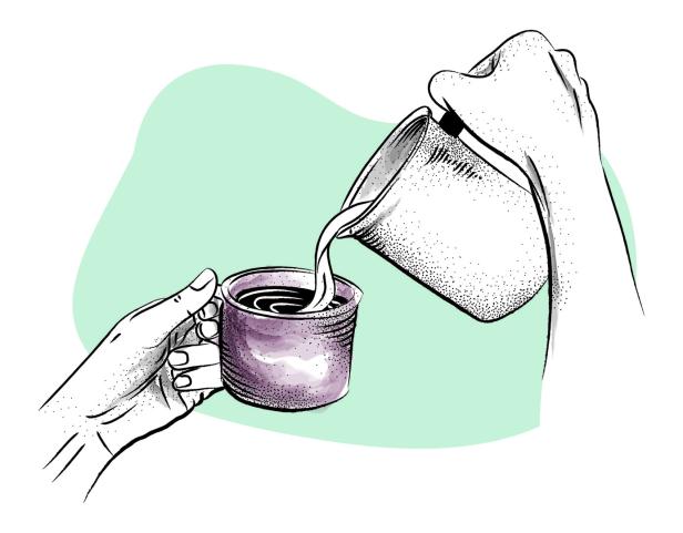 Eine Hand gießt Flüssigkeit aus einem Krug in eine Tasse, die von einer anderen Hand gehalten wird.