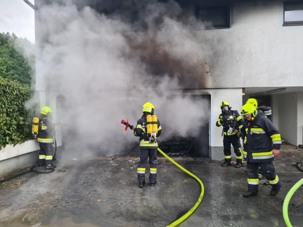 Hoher Sachschaden bei Garagenbrand in Gloggnitz