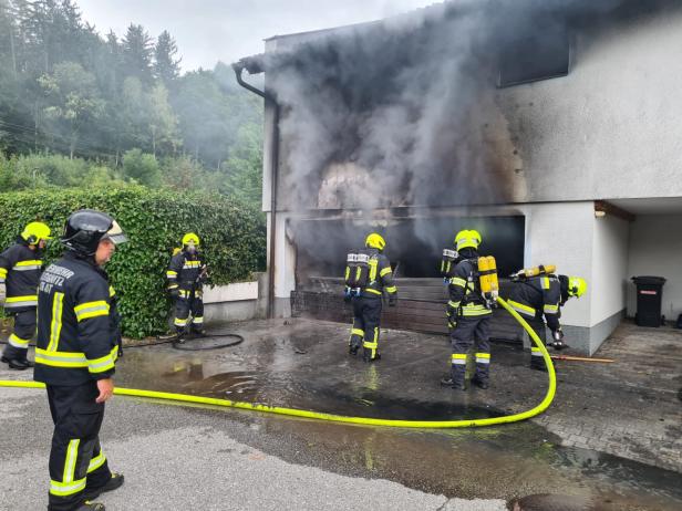 Hoher Sachschaden bei Garagenbrand in Gloggnitz