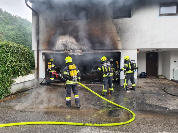 Hoher Sachschaden bei Garagenbrand in Gloggnitz
