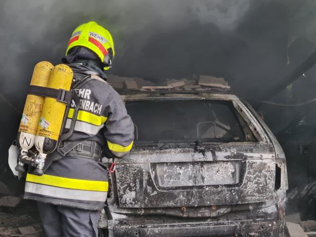 Hoher Sachschaden bei Garagenbrand in Gloggnitz