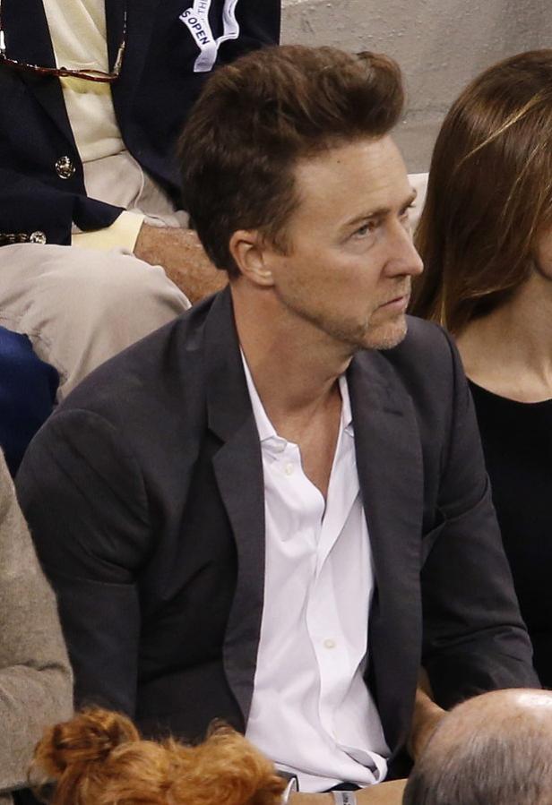 Edward Norton sitzt im Publikum bei einem Sportevent.