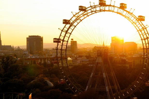 Das Wiener Riesenrad im goldenen Licht der Abenddämmerung.